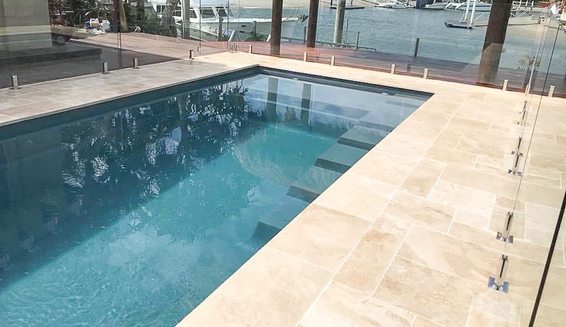 Leisurepools Elite højvandslinje 3,8×8,1-9,1 m, 1,5 m dybde